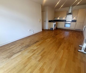 Fox Lane North, Chertsey, Surrey, KT16 - Photo 2