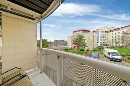 Outstanding Large One Bedroom Apartment | Premium Crescent Development | Harbour Views - Photo 5