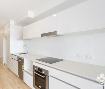 FURNISHED MORDERN SPACIOUS 1 BED APARTMENT - Photo 1
