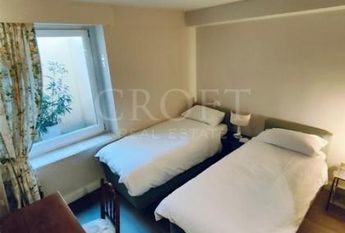 Center-Popolo: Spectacular Villino located in the center of Rome, in an exclusive private, secure park setting. Spacious living room, 4 bedrooms, 4 Baths, large panoramic terrace and gardens, parking. Ref #1910