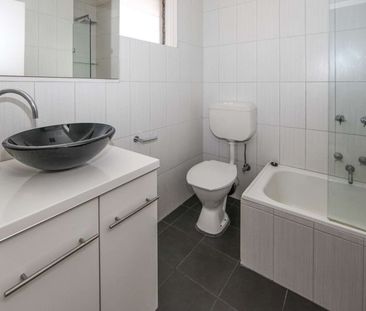 Spacious and private 1 bedroom apartment in Malvern East - Photo 6