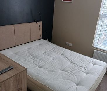 Room in a Shared Flat, Huntly Road, L6 - Photo 2