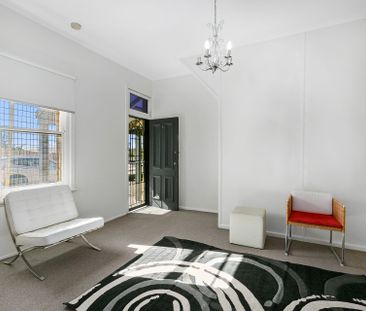 Clean oversized one bedroom, plus study! - Photo 1