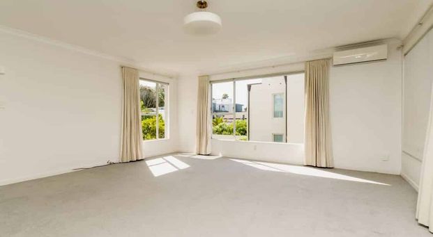 Charming Apartment - Photo 1