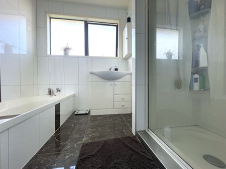 4 Bedrooms Family Home in Bucklands Beach - Photo 2