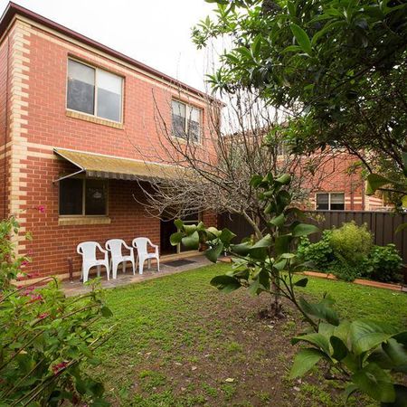 Fully Furnished Inner City Townhouse - Photo 4