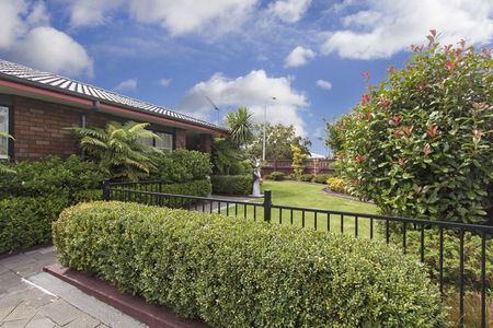 3 Bedroom House in Botany Downs - Photo 2