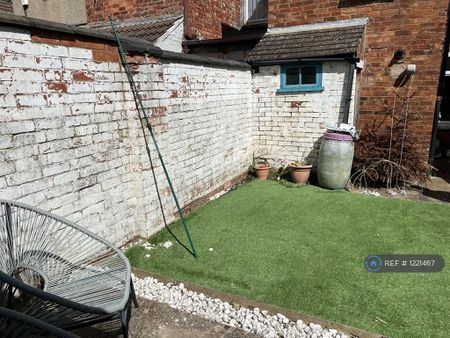 2 bedroom terraced house to rent - Photo 2