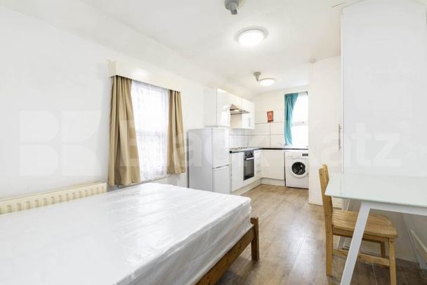 Ash Grove, London, NW2 - Photo 1