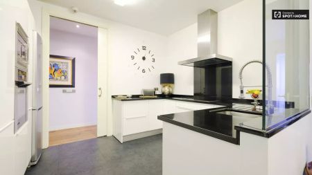 Modern room for rent in 3-bedroom apartment in Salamanca - Photo 2