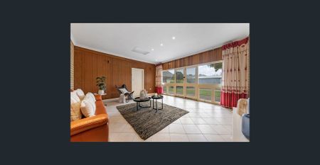 Spacious 4-Bedroom Family Home for Rent! - Photo 2