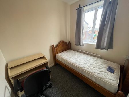 3 bedroom semi-detached house to rent - Photo 3