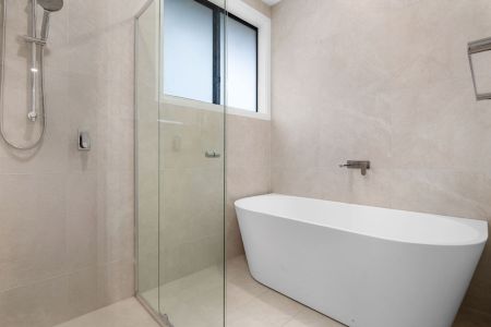 Brand New 5 Bedroom Duplex! - Photo 4