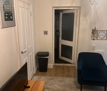 1 Bed Flat, Castletown Road, W14 - Photo 1