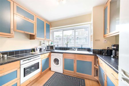 Charming top floor 2 bedroom apartment in a discreet location close to St. James Park. The property is fully furnished and is available between Sept '24 to May '25 only. - Photo 2