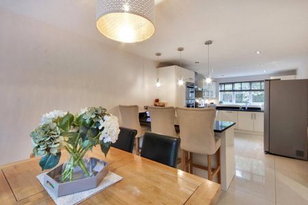 5 bedroom detached house to rent - Photo 2