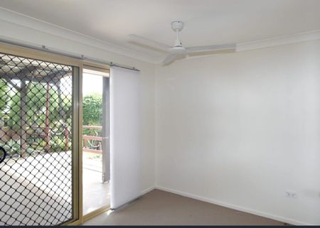 4 BEDROOM STYLISH HOME WITH LARGE FAMILY ENTERTAINING AREA - Photo 2