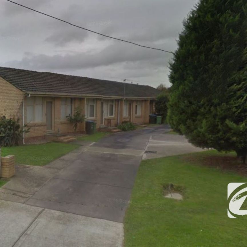 COSY 1 BEDROOM UNIT CLOSE TO SHOPS AND TRANSPORT - Photo 1