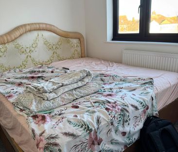 Double bedroom close to chigwel station- £700 pcm - Photo 3