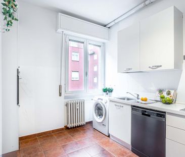 Large single room with balcony in Milan - Photo 2