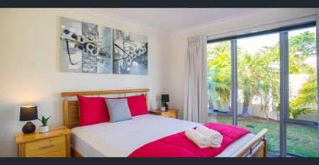 "Water-front luxury: 5-bed family home with pool on the lake" - Photo 4