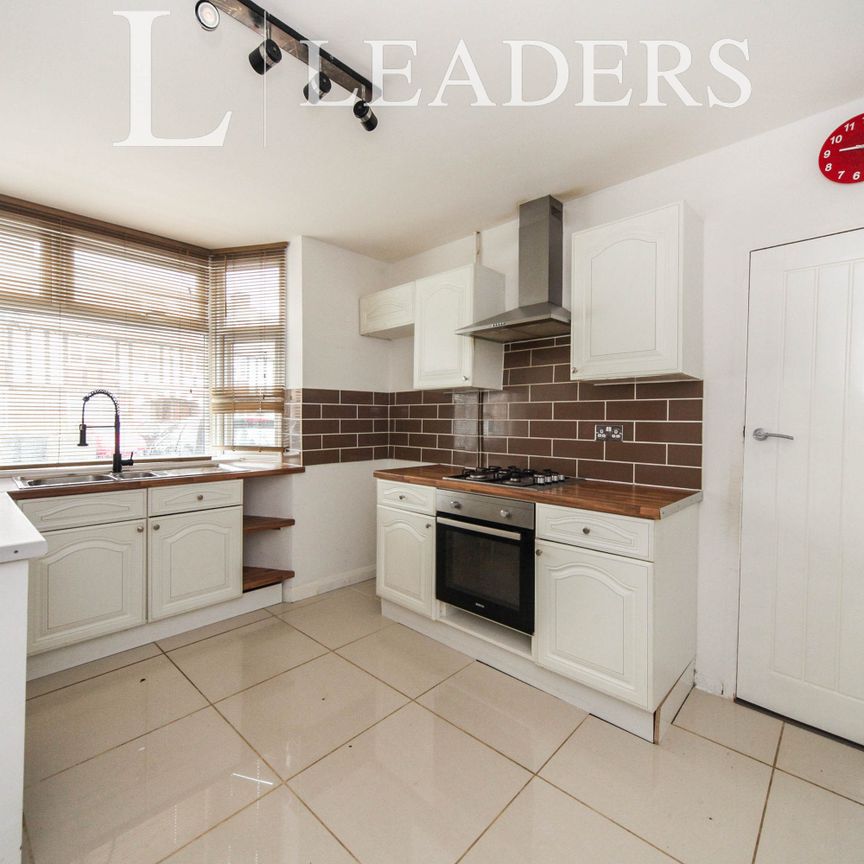2 bedroom mid-terrace to rent Charming 2-Bedroom Terraced House - Driveway and Rear Garden - LU3 - Photo 1