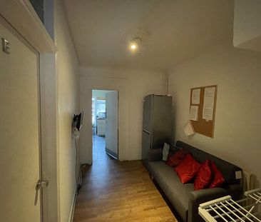 Room in a Shared House, Varley Road, E16 - Photo 2