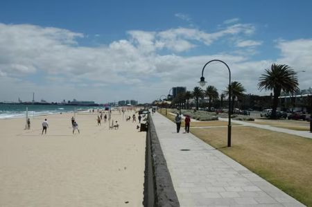 Fully Furnished One-Bedroom with Courtyard Access - Photo 4