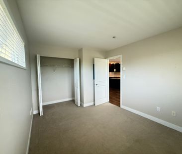 Top Floor Corner Unit – The Point at Morgan Crossing | South Surrey... - Photo 4
