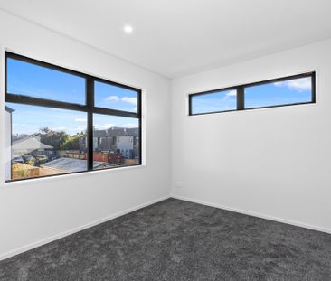 Spacious Townhouse - Photo 3