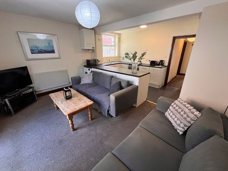 6 Bed Semi-Detached House, Wilton Avenue, SO15 - Photo 2