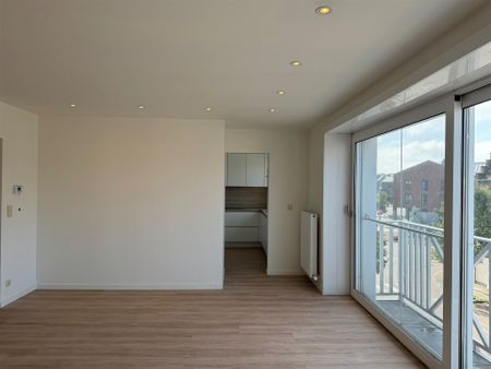 Instapklaar, gerenoveerd appartement met 2 slaapkamers en terras! - Photo 2