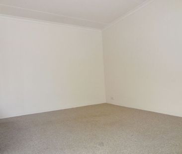 Tidy one bedroom unit with Lock up garage - Photo 1