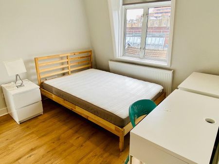 4 bedroom end of terrace house to rent - Photo 3
