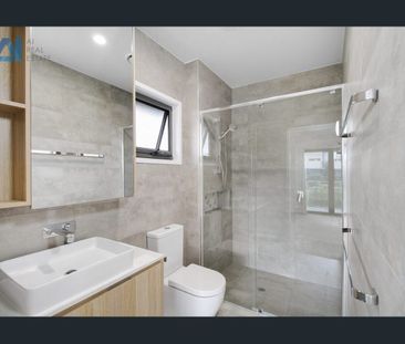 Modern & Spacious 3-Bedroom Townhouse in Prime Location - Photo 5