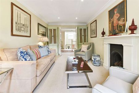 This splendid property situated on the top floor of a beautiful Pimlico period house offers 2 double bedrooms, study, 2 bathrooms, a separate kitchen and lovely views over the square. - Photo 2