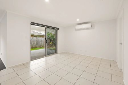 Spacious Family Home in Prime Location - walk to school and shops! - Photo 4