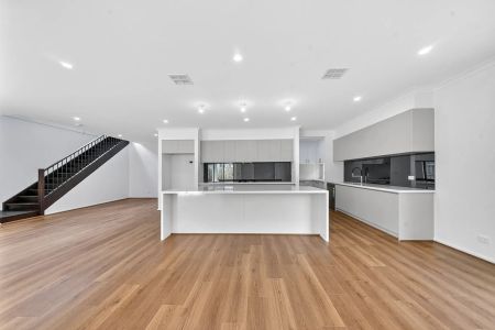 Brand New Luxury 5-Bedroom Family Home – Space, Style & Premium Comfort - Photo 3