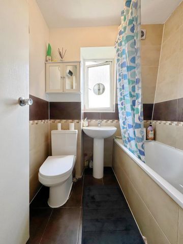 1 bedroom in a flat share to rent - Photo 3