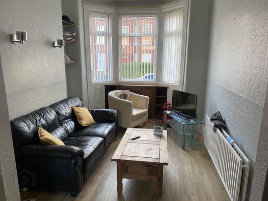 Room 2, 12 Sandhurst Drive, ( Bills Incl ), Belfast, BT9 5AX - Photo 1