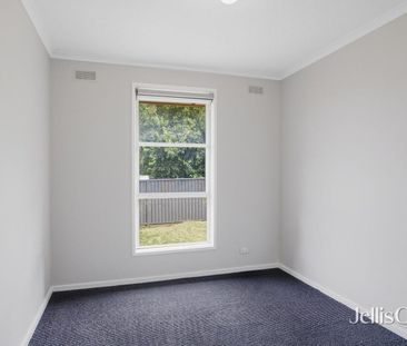 Three bedroom brick home - Photo 3