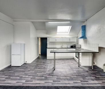 Large First Floor Flat, Darwen Street, Blackburn - Photo 4