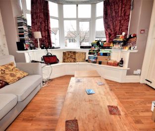 7 bedroom House in Moor Park Drive, Leeds - Photo 6