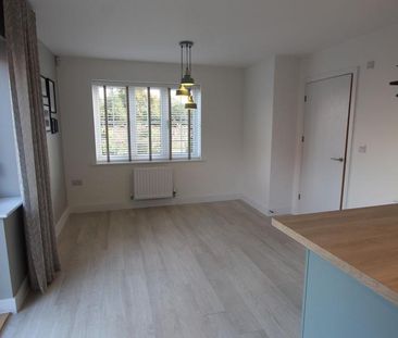 4 bedroom semi-detached house to rent - Photo 3