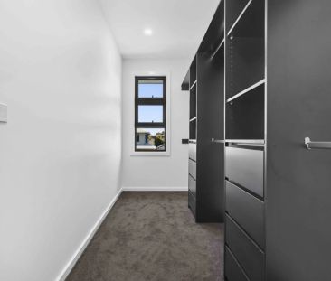 BEAUTIFUL FAMILY TOWNHOUSE IN PRIZED LOCALE! - Photo 3