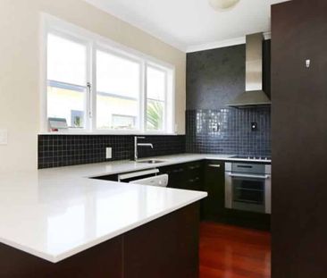 THREE BEDROOMS - WEST END - Photo 2