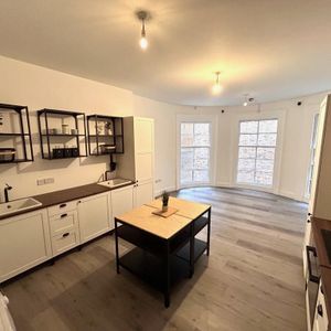 1 bedroom in a flat share to rent - Photo 2