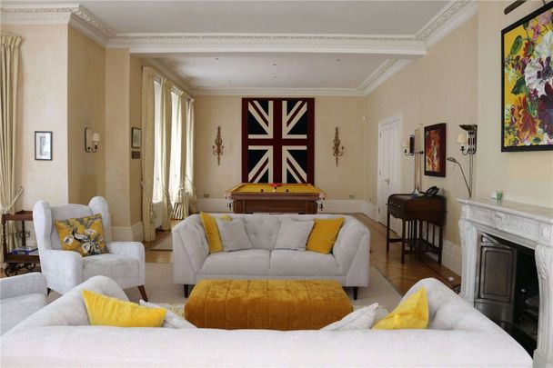 A beautifully proportioned country house set within attractive gardens and grounds with extensive recreation grounds and family facilities. - Photo 1