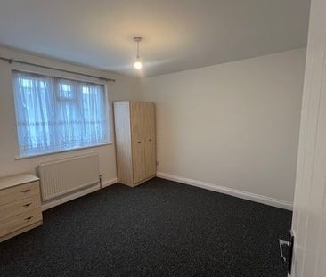 3 Bed Terraced House, Eton Road, IG1 - Photo 4