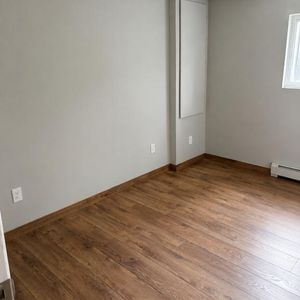 5 ½ rénové à louer à Saint-Hubert – 3 chambres, stationnement et cour arrièr - Photo 2